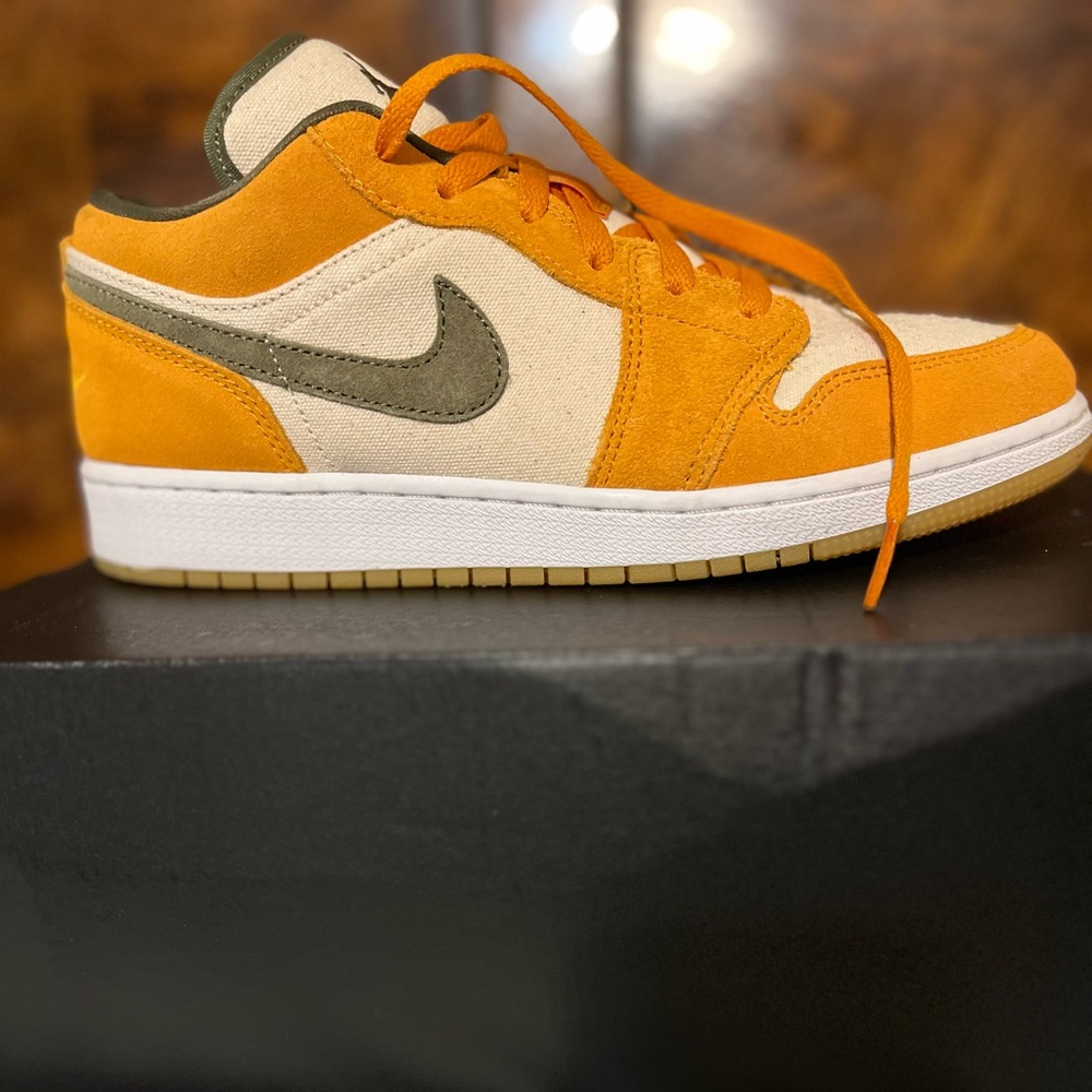 Air Jordan 1 Low. Youth size 7 fits a Women’s 8.5- 9. Light Curry/Tan/Olive.